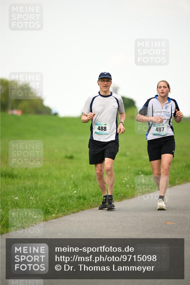 10.05.2026 - 8. Wedeler Halbmarathon Dr. Thomas Lammeyer http://msf.ph/oto/9715098 10.05.2026 12:24:32 Laufen 488, 487 meine-sportfotos.de