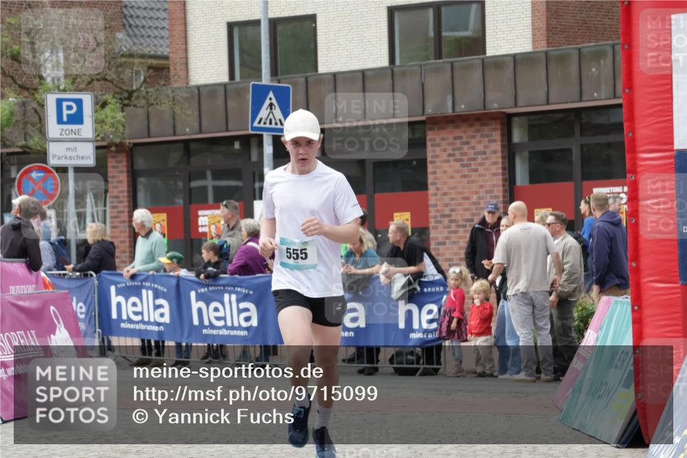 10.05.2026 - 8. Wedeler Halbmarathon Yannick Fuchs http://msf.ph/oto/9715099 10.05.2026 11:31:44 Ziel 300, 555, 2101, 2199 meine-sportfotos.de