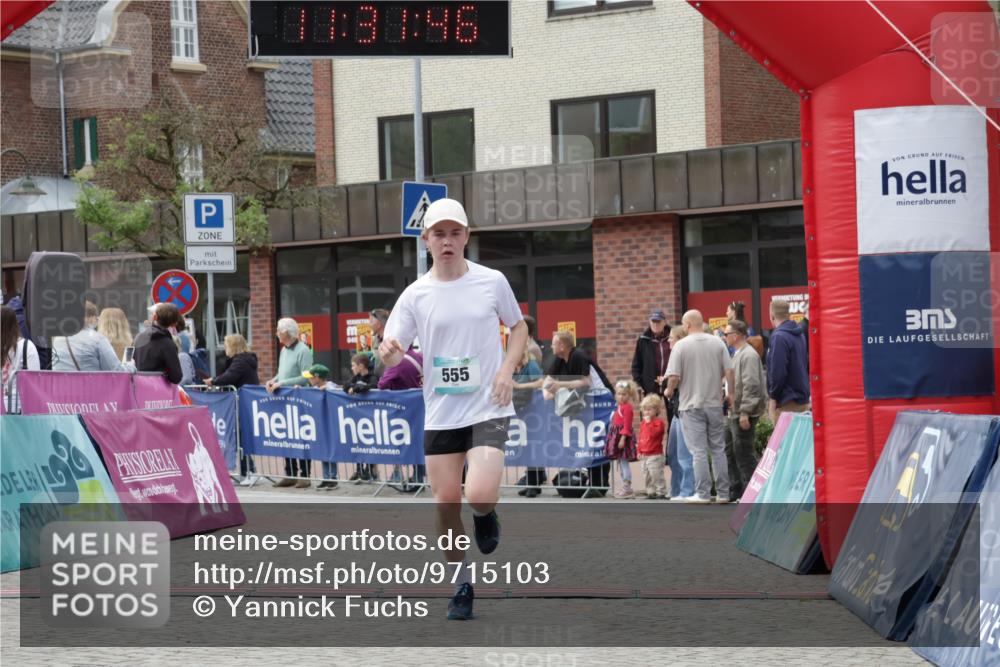 10.05.2026 - 8. Wedeler Halbmarathon Yannick Fuchs http://msf.ph/oto/9715103 10.05.2026 11:31:45 Ziel 300, 555, 2101, 2199 meine-sportfotos.de