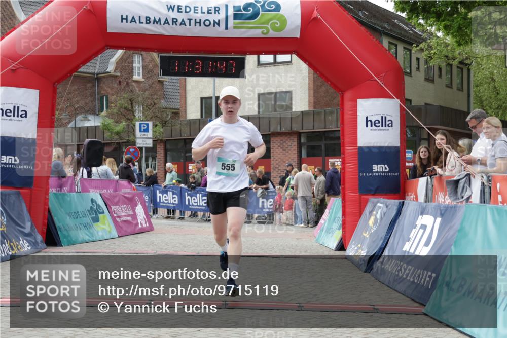 10.05.2026 - 8. Wedeler Halbmarathon Yannick Fuchs http://msf.ph/oto/9715119 10.05.2026 11:31:46 Ziel 555, 2101, 2199 meine-sportfotos.de