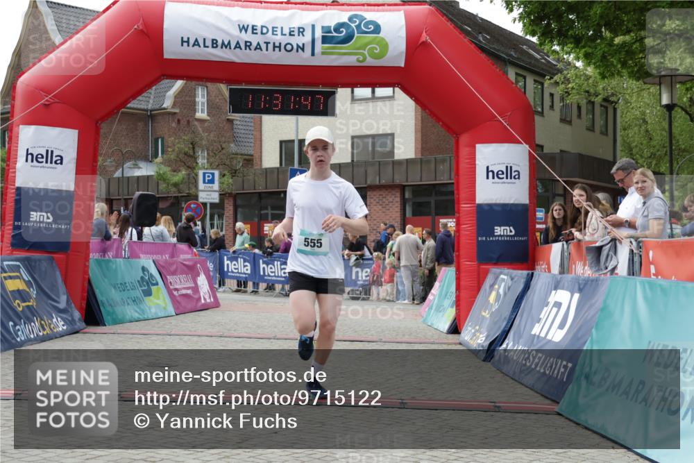 10.05.2026 - 8. Wedeler Halbmarathon Yannick Fuchs http://msf.ph/oto/9715122 10.05.2026 11:31:46 Ziel 555, 2101, 2199 meine-sportfotos.de