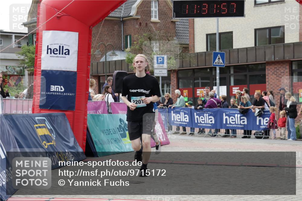 10.05.2026 - 8. Wedeler Halbmarathon Yannick Fuchs http://msf.ph/oto/9715172 10.05.2026 11:31:55 Ziel 508, 970, 2201 meine-sportfotos.de