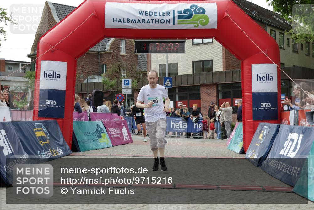 10.05.2026 - 8. Wedeler Halbmarathon Yannick Fuchs http://msf.ph/oto/9715216 10.05.2026 11:32:00 Ziel 122, 508, 970, 2091, 2201 meine-sportfotos.de