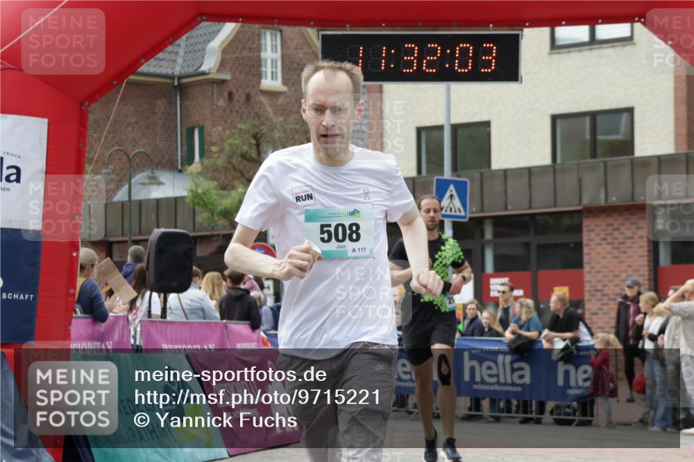 10.05.2026 - 8. Wedeler Halbmarathon Yannick Fuchs http://msf.ph/oto/9715221 10.05.2026 11:32:01 Ziel 122, 508, 970, 2091 meine-sportfotos.de