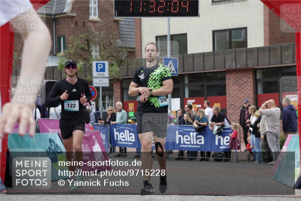 10.05.2026 - 8. Wedeler Halbmarathon Yannick Fuchs http://msf.ph/oto/9715228 10.05.2026 11:32:02 Ziel 46, 122, 508, 939, 990, 2091 meine-sportfotos.de