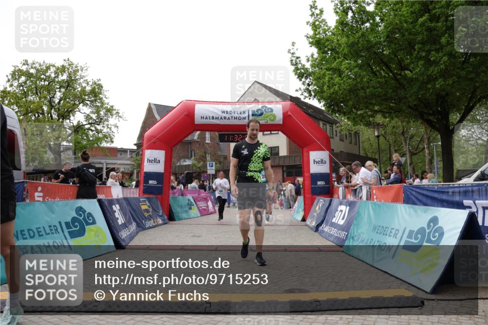 10.05.2026 - 8. Wedeler Halbmarathon Yannick Fuchs http://msf.ph/oto/9715253 10.05.2026 11:32:06 Ziel 46, 122, 935, 939, 990, 2079, 2091 meine-sportfotos.de