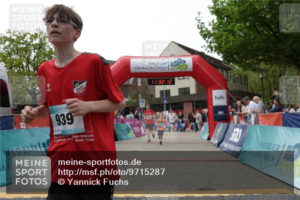 10.05.2026 - 8. Wedeler Halbmarathon Yannick Fuchs http://msf.ph/oto/9715287 10.05.2026 11:32:10 Ziel 46, 845, 935, 939, 990, 1010, 2079 meine-sportfotos.de