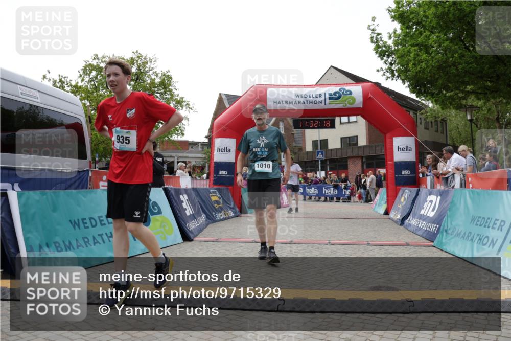 10.05.2026 - 8. Wedeler Halbmarathon Yannick Fuchs http://msf.ph/oto/9715329 10.05.2026 11:32:16 Ziel 325, 845, 935, 1010, 2079 meine-sportfotos.de