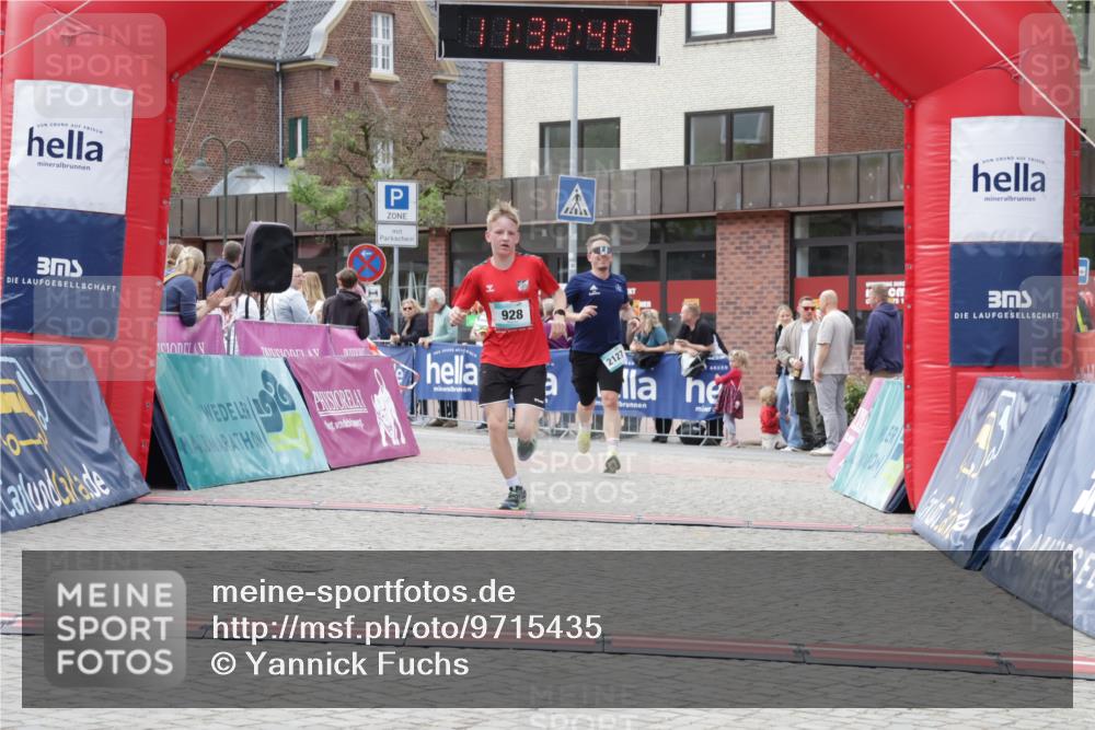 10.05.2026 - 8. Wedeler Halbmarathon Yannick Fuchs http://msf.ph/oto/9715435 10.05.2026 11:32:38 Ziel 928, 944, 2127 meine-sportfotos.de