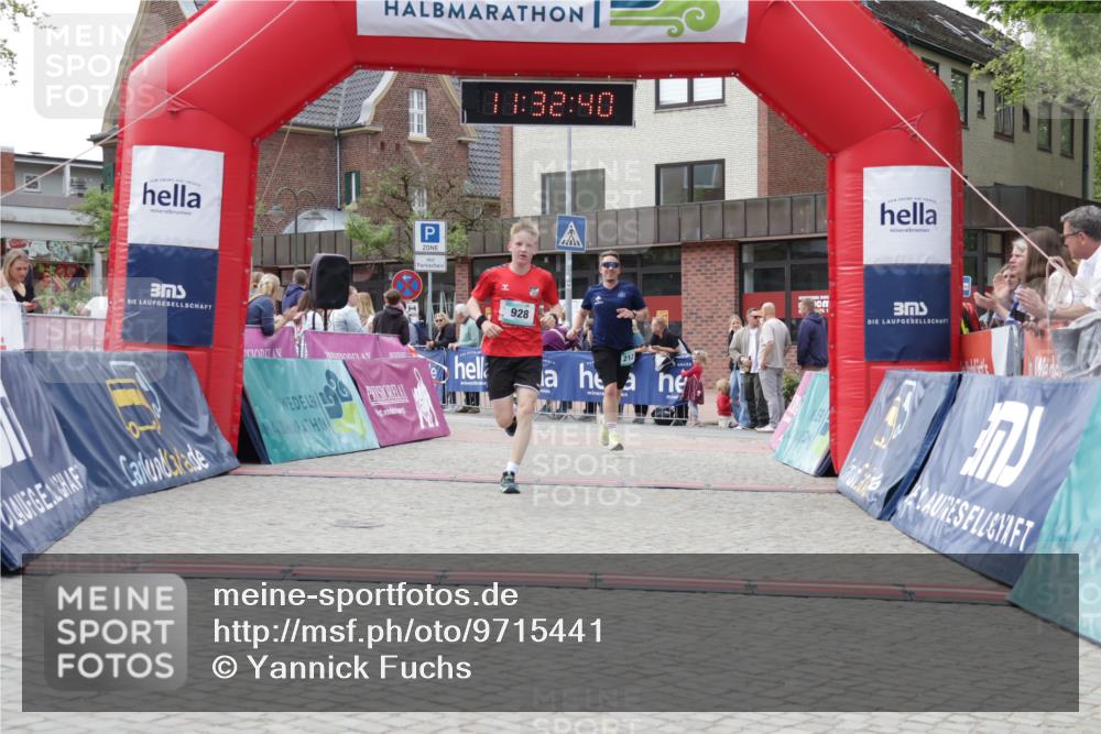 10.05.2026 - 8. Wedeler Halbmarathon Yannick Fuchs http://msf.ph/oto/9715441 10.05.2026 11:32:38 Ziel 928, 944, 2127 meine-sportfotos.de