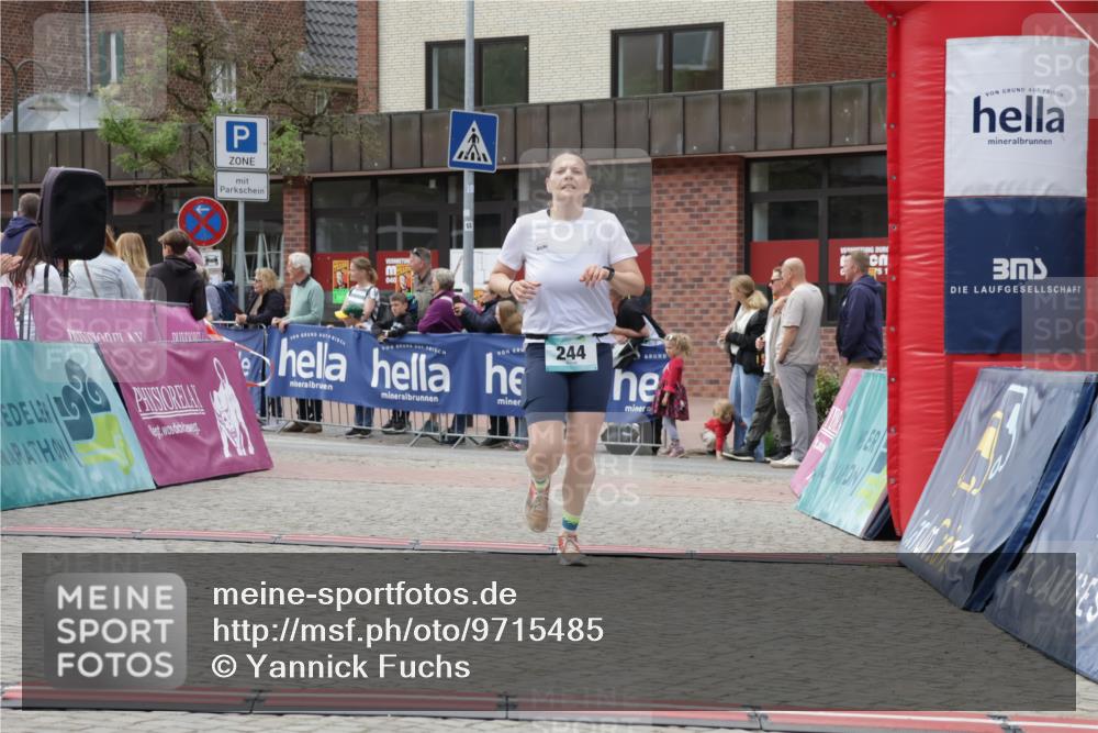 10.05.2026 - 8. Wedeler Halbmarathon Yannick Fuchs http://msf.ph/oto/9715485 10.05.2026 11:32:43 Ziel 244, 928, 2016, 2127 meine-sportfotos.de
