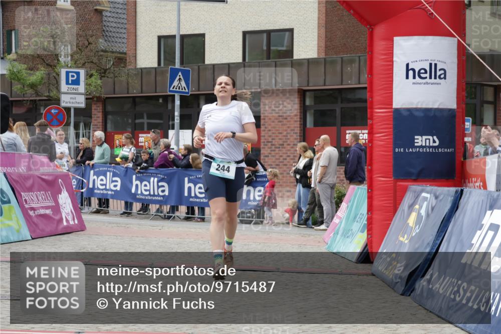 10.05.2026 - 8. Wedeler Halbmarathon Yannick Fuchs http://msf.ph/oto/9715487 10.05.2026 11:32:43 Ziel 244, 928, 2016, 2127 meine-sportfotos.de