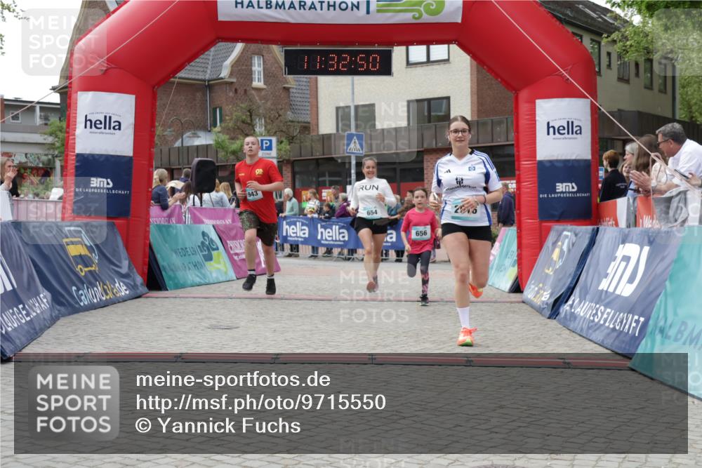 10.05.2026 - 8. Wedeler Halbmarathon Yannick Fuchs http://msf.ph/oto/9715550 10.05.2026 11:32:48 Ziel 244, 654, 656, 661, 943, 2016 meine-sportfotos.de