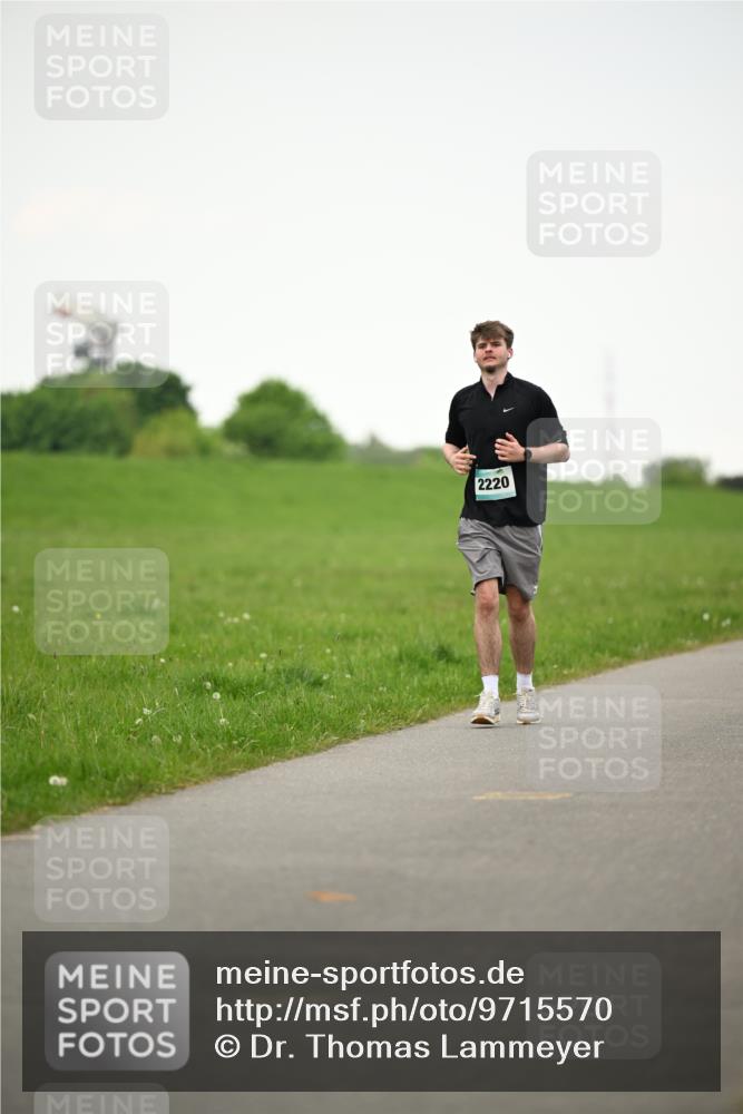 10.05.2026 - 8. Wedeler Halbmarathon Dr. Thomas Lammeyer http://msf.ph/oto/9715570 10.05.2026 12:28:04 Laufen 2220 meine-sportfotos.de