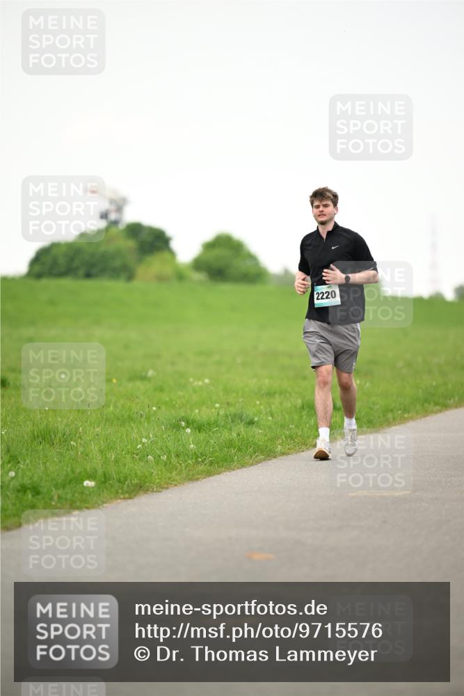 10.05.2026 - 8. Wedeler Halbmarathon Dr. Thomas Lammeyer http://msf.ph/oto/9715576 10.05.2026 12:28:05 Laufen 2220 meine-sportfotos.de