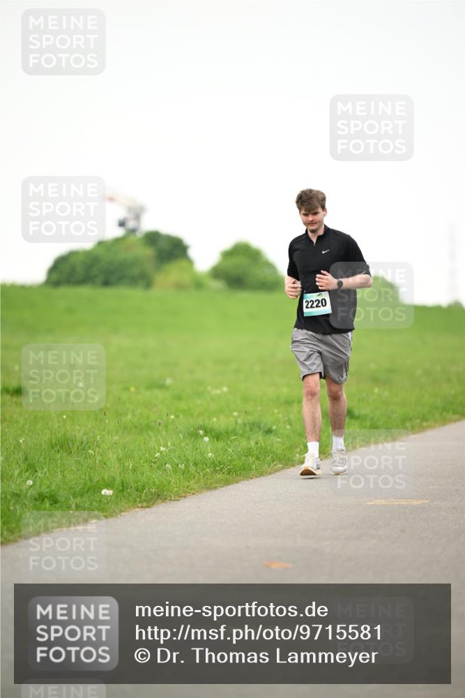 10.05.2026 - 8. Wedeler Halbmarathon Dr. Thomas Lammeyer http://msf.ph/oto/9715581 10.05.2026 12:28:05 Laufen 2220 meine-sportfotos.de