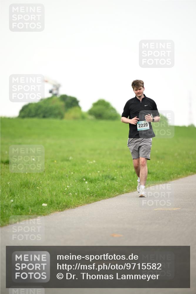 10.05.2026 - 8. Wedeler Halbmarathon Dr. Thomas Lammeyer http://msf.ph/oto/9715582 10.05.2026 12:28:05 Laufen 2220 meine-sportfotos.de