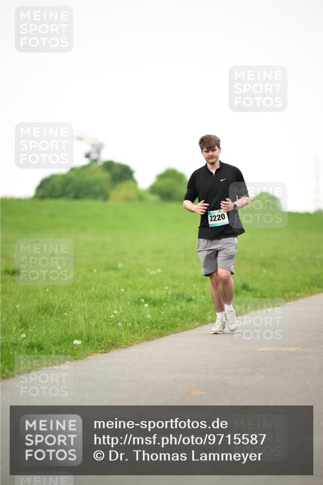 10.05.2026 - 8. Wedeler Halbmarathon Dr. Thomas Lammeyer http://msf.ph/oto/9715587 10.05.2026 12:28:06 Laufen 2220 meine-sportfotos.de