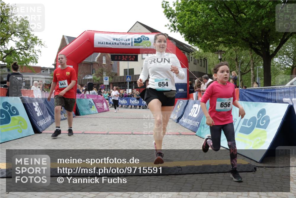 10.05.2026 - 8. Wedeler Halbmarathon Yannick Fuchs http://msf.ph/oto/9715591 10.05.2026 11:32:51 Ziel 654, 656, 661, 943, 2016, 2168, 2176, 2223, 2242 meine-sportfotos.de
