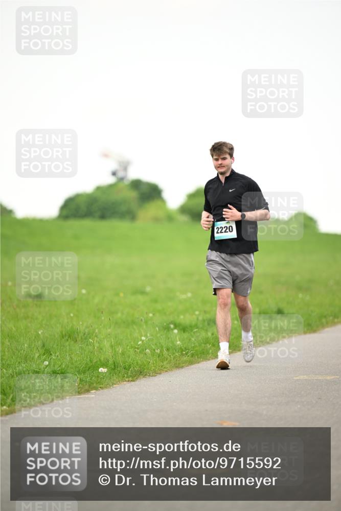 10.05.2026 - 8. Wedeler Halbmarathon Dr. Thomas Lammeyer http://msf.ph/oto/9715592 10.05.2026 12:28:06 Laufen 2220 meine-sportfotos.de