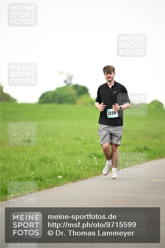 10.05.2026 - 8. Wedeler Halbmarathon Dr. Thomas Lammeyer http://msf.ph/oto/9715599 10.05.2026 12:28:07 Laufen 2220 meine-sportfotos.de