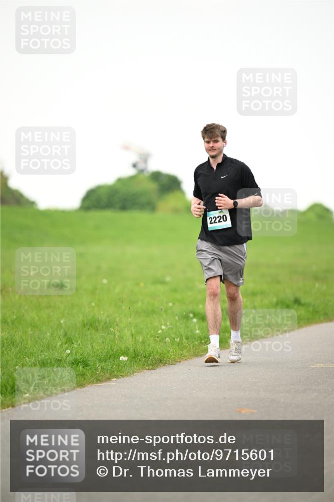 10.05.2026 - 8. Wedeler Halbmarathon Dr. Thomas Lammeyer http://msf.ph/oto/9715601 10.05.2026 12:28:07 Laufen 2220 meine-sportfotos.de