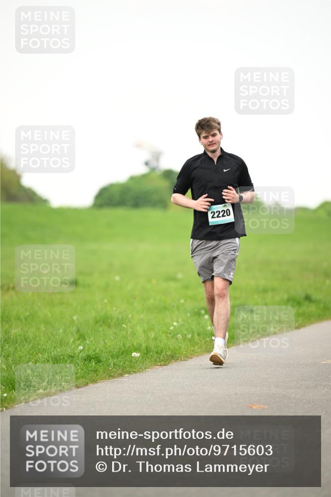 10.05.2026 - 8. Wedeler Halbmarathon Dr. Thomas Lammeyer http://msf.ph/oto/9715603 10.05.2026 12:28:07 Laufen 2220 meine-sportfotos.de