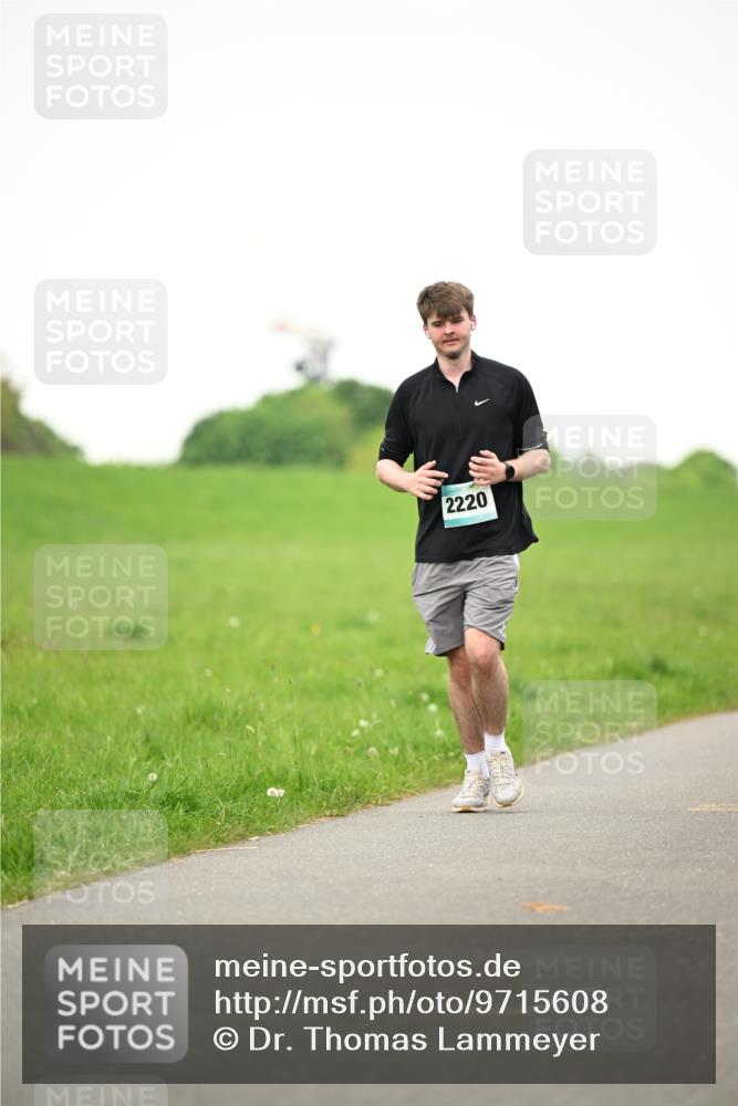 10.05.2026 - 8. Wedeler Halbmarathon Dr. Thomas Lammeyer http://msf.ph/oto/9715608 10.05.2026 12:28:07 Laufen 2220 meine-sportfotos.de