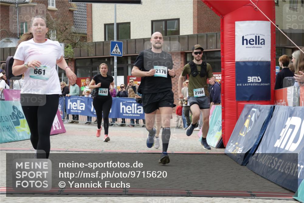 10.05.2026 - 8. Wedeler Halbmarathon Yannick Fuchs http://msf.ph/oto/9715620 10.05.2026 11:32:54 Ziel 654, 656, 661, 936, 943, 2168, 2176, 2223, 2242 meine-sportfotos.de