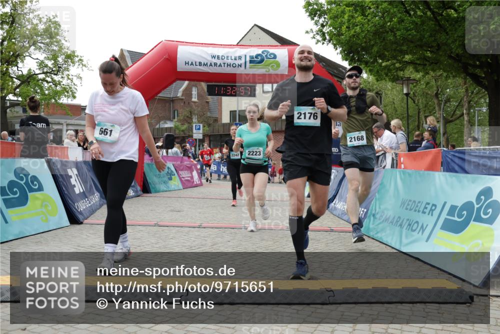 10.05.2026 - 8. Wedeler Halbmarathon Yannick Fuchs http://msf.ph/oto/9715651 10.05.2026 11:32:56 Ziel 661, 936, 2168, 2176, 2223, 2242 meine-sportfotos.de