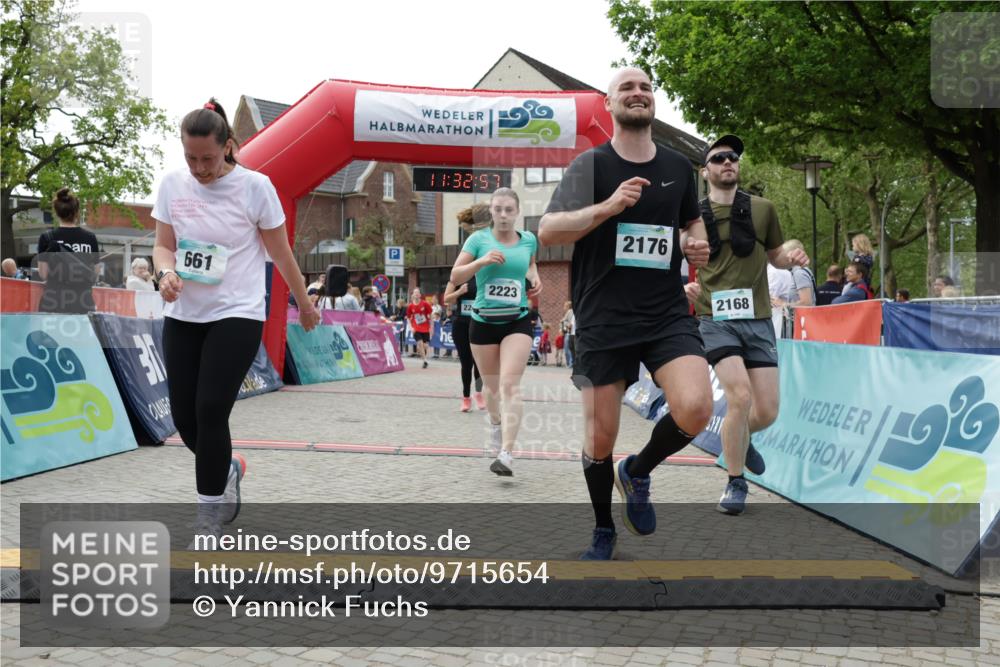 10.05.2026 - 8. Wedeler Halbmarathon Yannick Fuchs http://msf.ph/oto/9715654 10.05.2026 11:32:56 Ziel 661, 936, 2168, 2176, 2223, 2242 meine-sportfotos.de