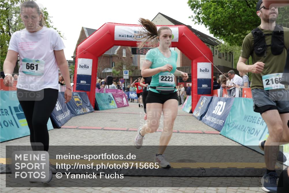 10.05.2026 - 8. Wedeler Halbmarathon Yannick Fuchs http://msf.ph/oto/9715665 10.05.2026 11:32:57 Ziel 661, 936, 2168, 2176, 2223, 2242 meine-sportfotos.de