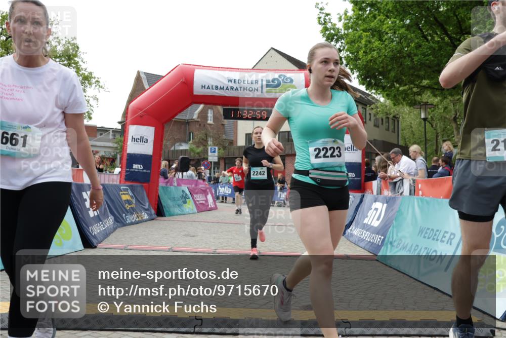 10.05.2026 - 8. Wedeler Halbmarathon Yannick Fuchs http://msf.ph/oto/9715670 10.05.2026 11:32:57 Ziel 661, 936, 2168, 2176, 2223, 2242 meine-sportfotos.de