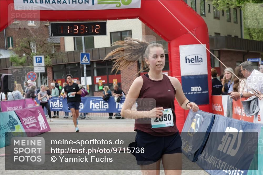 10.05.2026 - 8. Wedeler Halbmarathon Yannick Fuchs http://msf.ph/oto/9715736 10.05.2026 11:33:10 Ziel 2050, 2107, 2118, 2195 meine-sportfotos.de