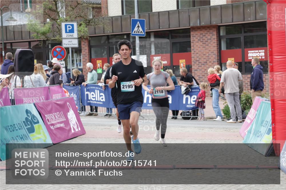 10.05.2026 - 8. Wedeler Halbmarathon Yannick Fuchs http://msf.ph/oto/9715741 10.05.2026 11:33:12 Ziel 742, 2050, 2107, 2118, 2128, 2195 meine-sportfotos.de
