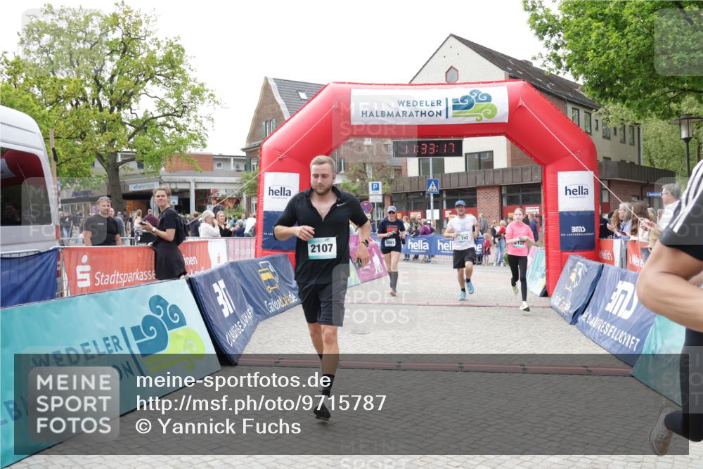 10.05.2026 - 8. Wedeler Halbmarathon Yannick Fuchs http://msf.ph/oto/9715787 10.05.2026 11:33:15 Ziel 742, 2107, 2118, 2128, 2195 meine-sportfotos.de