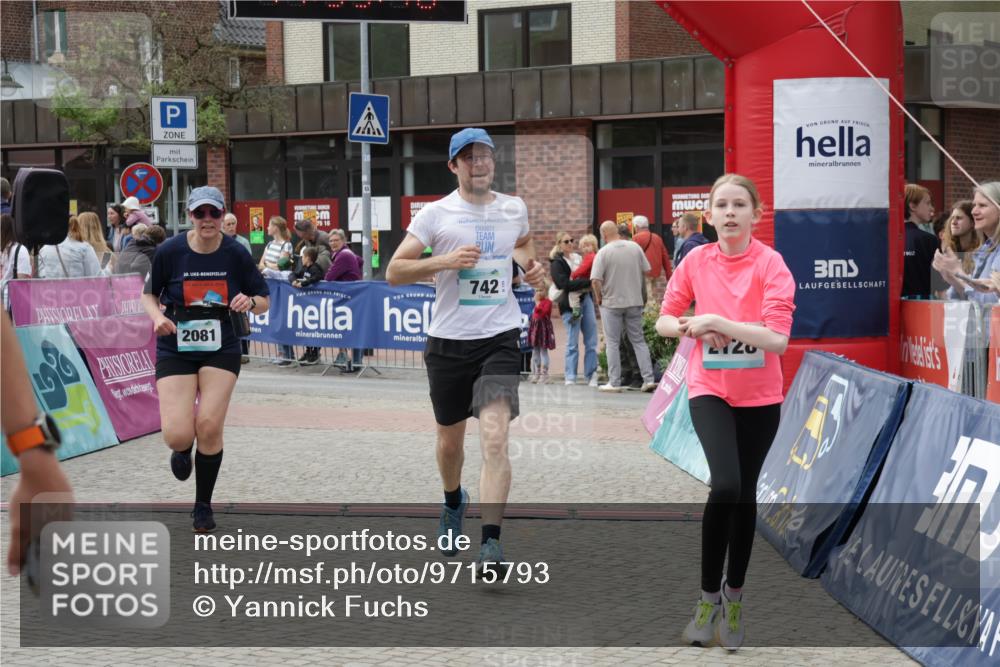 10.05.2026 - 8. Wedeler Halbmarathon Yannick Fuchs http://msf.ph/oto/9715793 10.05.2026 11:33:16 Ziel 742, 2107, 2118, 2128, 2195 meine-sportfotos.de