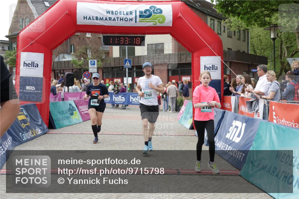 10.05.2026 - 8. Wedeler Halbmarathon Yannick Fuchs http://msf.ph/oto/9715798 10.05.2026 11:33:17 Ziel 742, 2107, 2118, 2128, 2195 meine-sportfotos.de