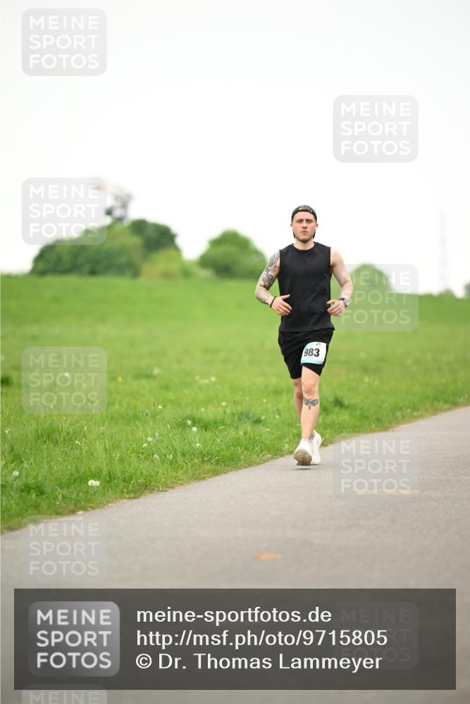 10.05.2026 - 8. Wedeler Halbmarathon Dr. Thomas Lammeyer http://msf.ph/oto/9715805 10.05.2026 12:30:02 Laufen 983 meine-sportfotos.de