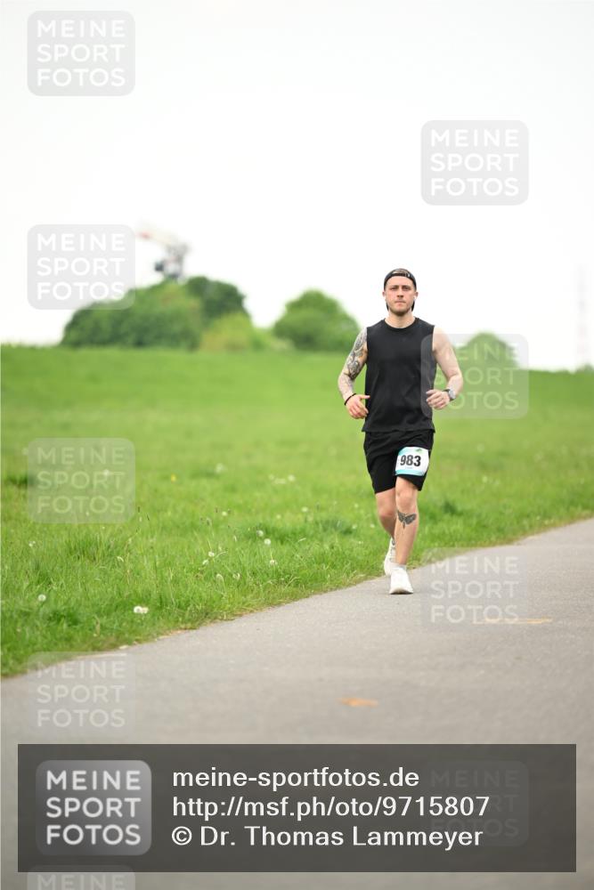 10.05.2026 - 8. Wedeler Halbmarathon Dr. Thomas Lammeyer http://msf.ph/oto/9715807 10.05.2026 12:30:02 Laufen 983 meine-sportfotos.de