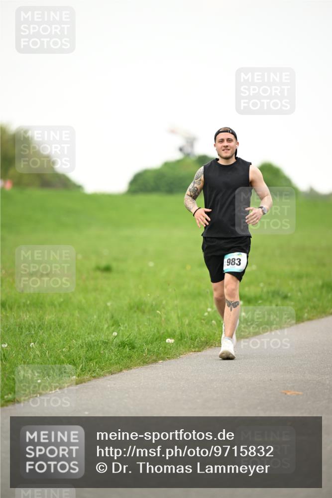 10.05.2026 - 8. Wedeler Halbmarathon Dr. Thomas Lammeyer http://msf.ph/oto/9715832 10.05.2026 12:30:04 Laufen 983 meine-sportfotos.de