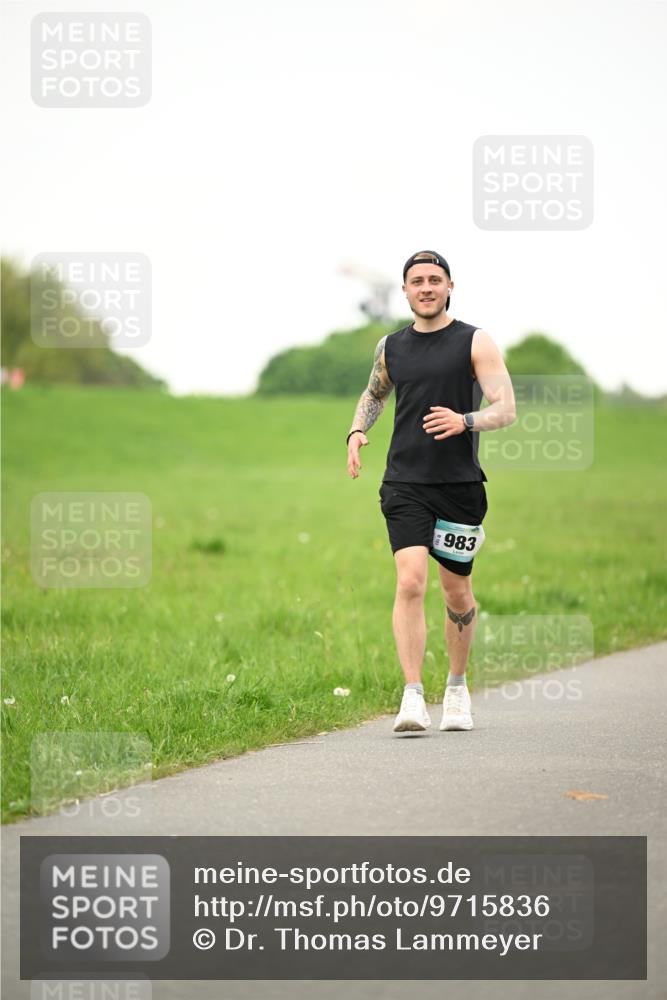 10.05.2026 - 8. Wedeler Halbmarathon Dr. Thomas Lammeyer http://msf.ph/oto/9715836 10.05.2026 12:30:05 Laufen 983 meine-sportfotos.de