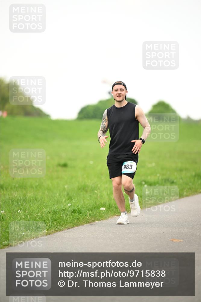 10.05.2026 - 8. Wedeler Halbmarathon Dr. Thomas Lammeyer http://msf.ph/oto/9715838 10.05.2026 12:30:05 Laufen 983 meine-sportfotos.de