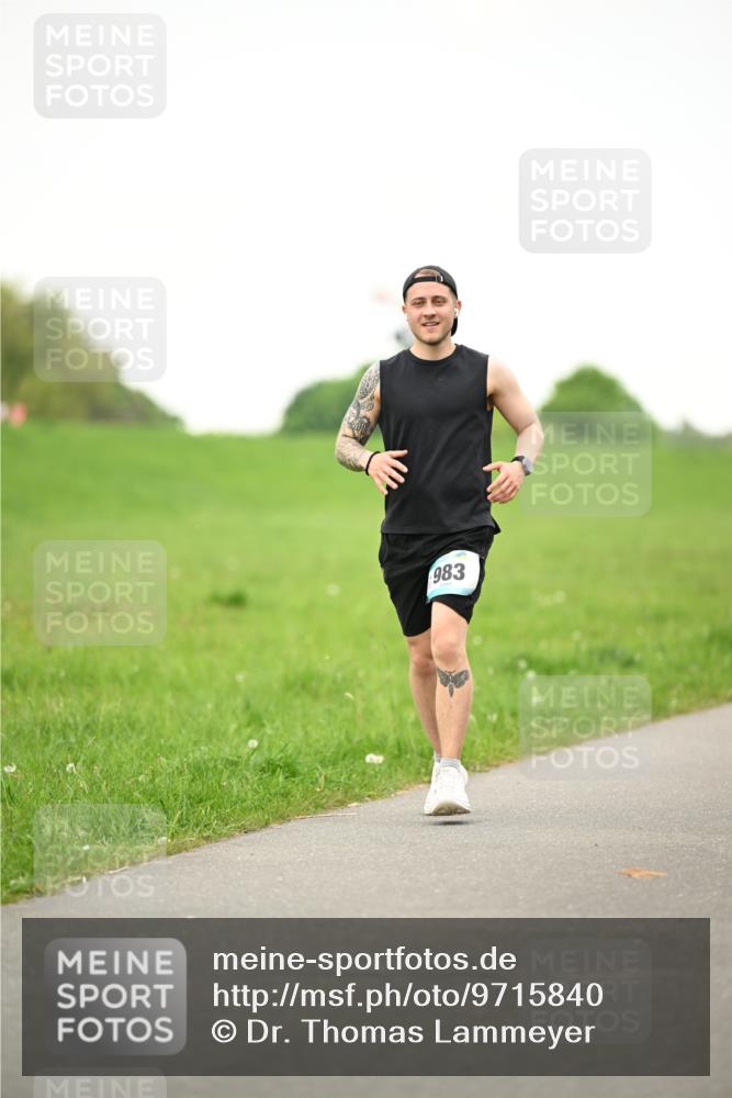 10.05.2026 - 8. Wedeler Halbmarathon Dr. Thomas Lammeyer http://msf.ph/oto/9715840 10.05.2026 12:30:05 Laufen 983 meine-sportfotos.de