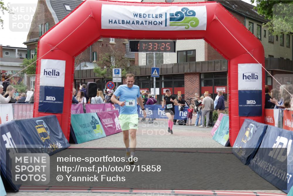 10.05.2026 - 8. Wedeler Halbmarathon Yannick Fuchs http://msf.ph/oto/9715858 10.05.2026 11:33:23 Ziel 86, 2226, 2227 meine-sportfotos.de