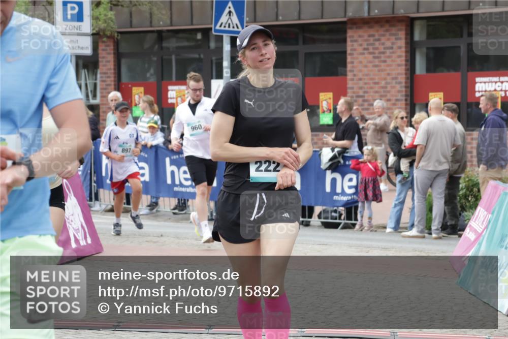 10.05.2026 - 8. Wedeler Halbmarathon Yannick Fuchs http://msf.ph/oto/9715892 10.05.2026 11:33:26 Ziel 86, 897, 960, 2226, 2227 meine-sportfotos.de