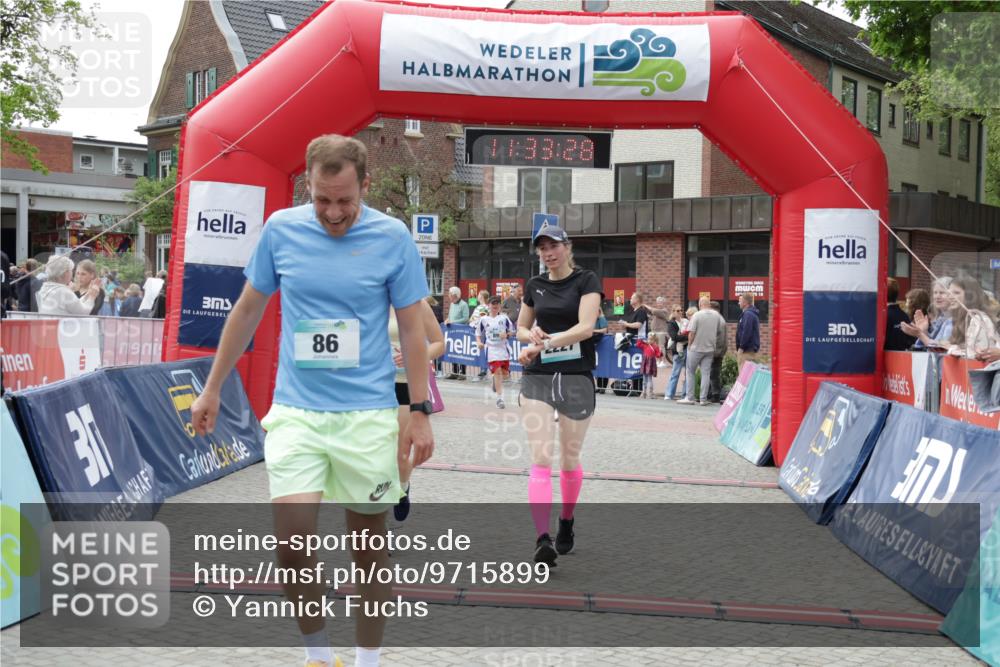 10.05.2026 - 8. Wedeler Halbmarathon Yannick Fuchs http://msf.ph/oto/9715899 10.05.2026 11:33:26 Ziel 86, 897, 960, 2226, 2227 meine-sportfotos.de