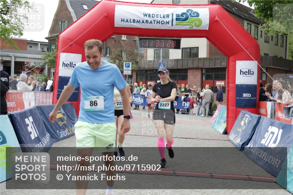 10.05.2026 - 8. Wedeler Halbmarathon Yannick Fuchs http://msf.ph/oto/9715902 10.05.2026 11:33:26 Ziel 86, 897, 960, 2226, 2227 meine-sportfotos.de