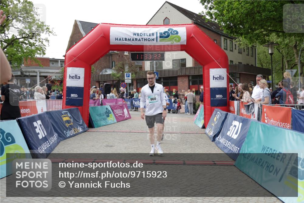 10.05.2026 - 8. Wedeler Halbmarathon Yannick Fuchs http://msf.ph/oto/9715923 10.05.2026 11:33:30 Ziel 897, 960, 2226, 2227 meine-sportfotos.de