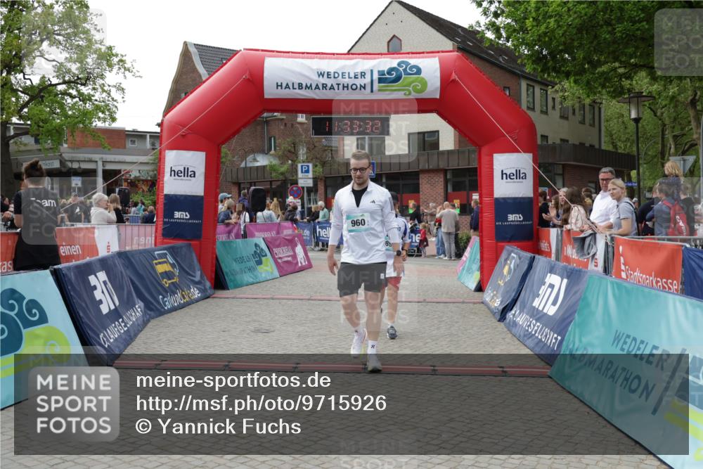 10.05.2026 - 8. Wedeler Halbmarathon Yannick Fuchs http://msf.ph/oto/9715926 10.05.2026 11:33:31 Ziel 897, 960, 2226, 2227 meine-sportfotos.de